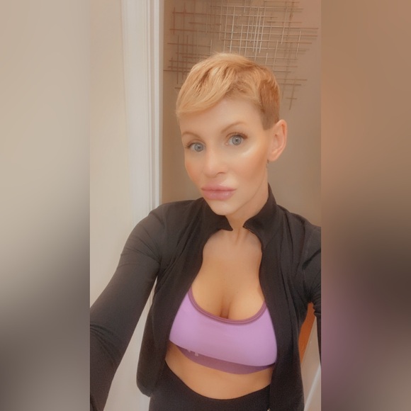 Meet your Posher, Lisa - Picture 2 of 7